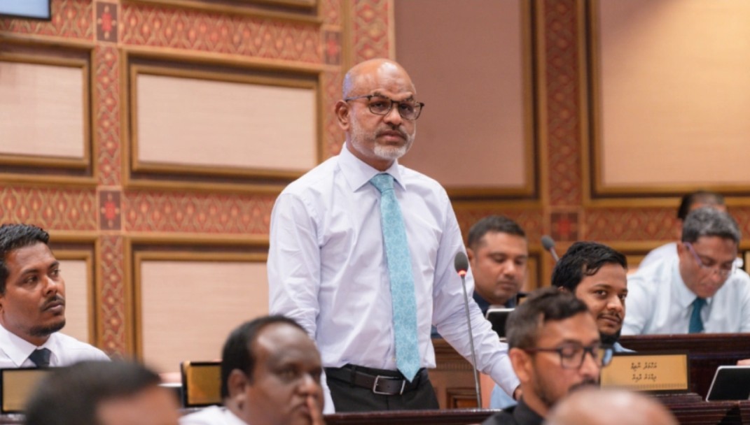 ކާޑުޖަހާފަ ގެއަށްދާ އެތައް ސަތޭކަ މުވައްޒަފުން އެމްޕީއެލްގަ އެބަތިބި: ނާޒިމް